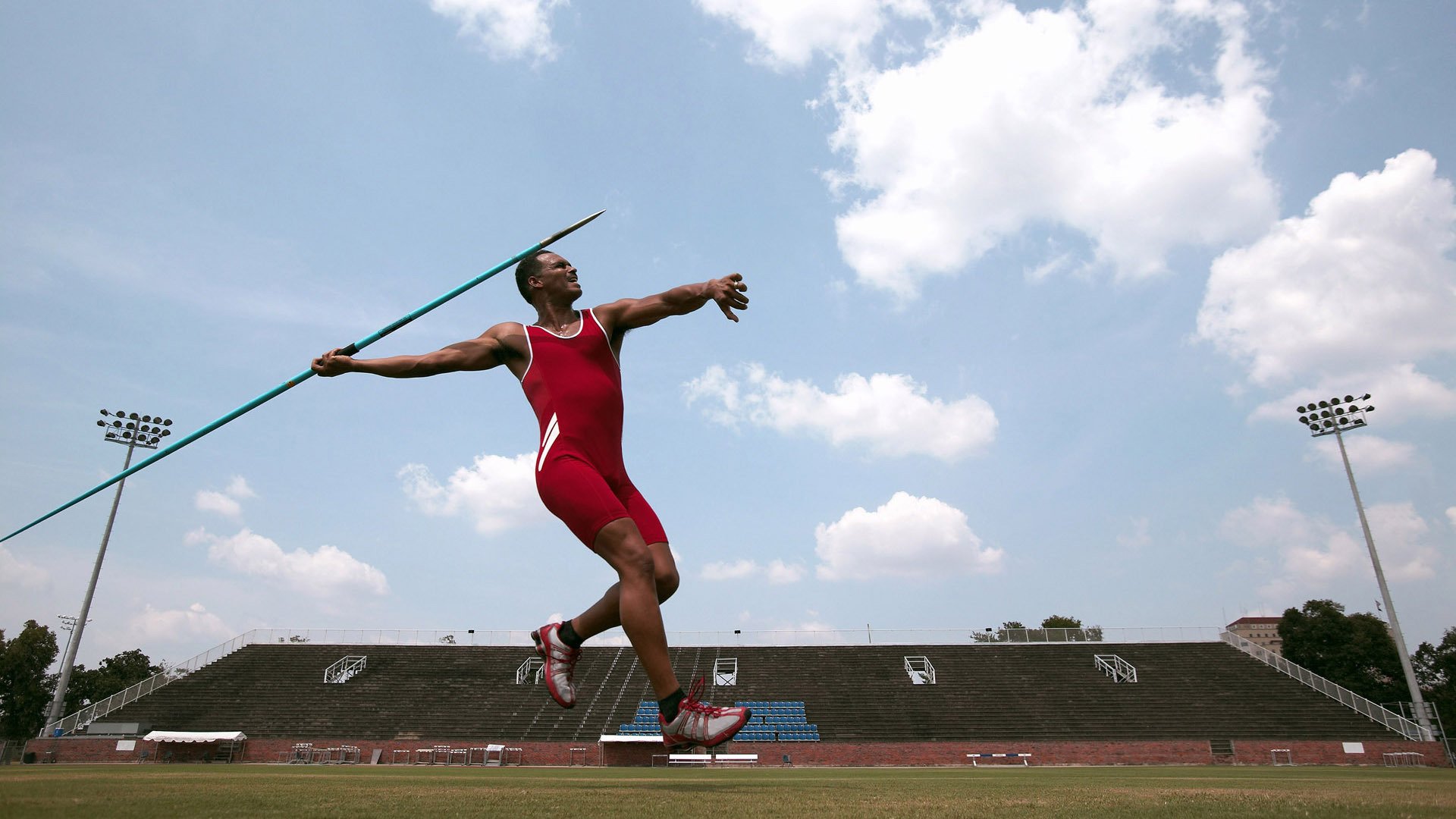“高新体育中心羽毛球:赛事进程紧张刺激,决赛悬念重重”